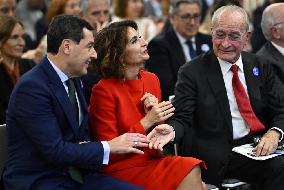 Archivo - La vicepresidenta primera y ministra de Hacienda, María Jesús Montero, junto al presidente de la Junta de Andalucía, Juanma Moreno (i) y el alcalde de Málaga, Francisco de la Torre (d), en la presentación de la candidatura de Málaga a sede de 