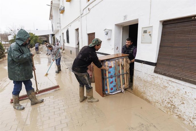 Vecinos del municipio granadino de Villanueva Mesía el pasado 6 de febrero limpiaban sus casas del barro.  