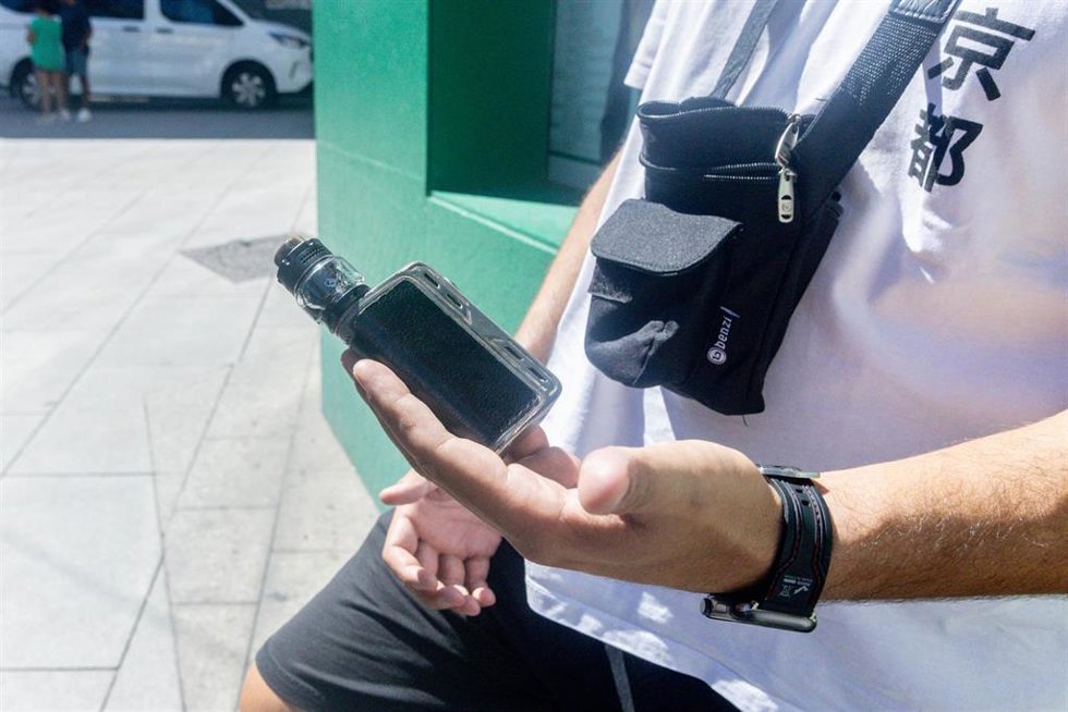 Archivo - Un joven sujeta un vaper con su mano izquierda, como imagen de recurso. 