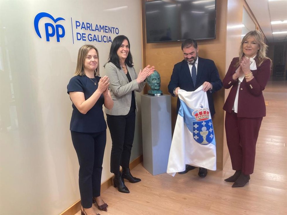 Los populares gallegos colocan un busto de Fraga en el interior del Grupo Parlamentario.