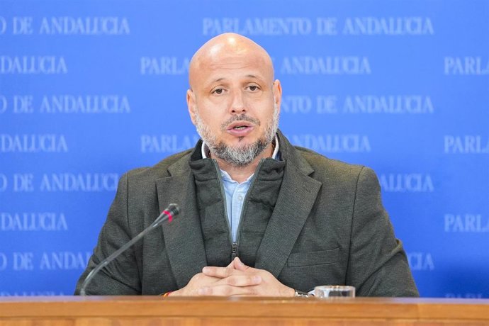 El portavoz adjunto del Grupo Parlamentario Vox, Rodrigo Alonso, durante la ronda de ruedas de prensa de portavoces de los grupos parlamentarios en el Parlamento de Andalucía, a 25 de febrero de 2026 en Sevilla (Andalucía, España). Los portavoces de los g