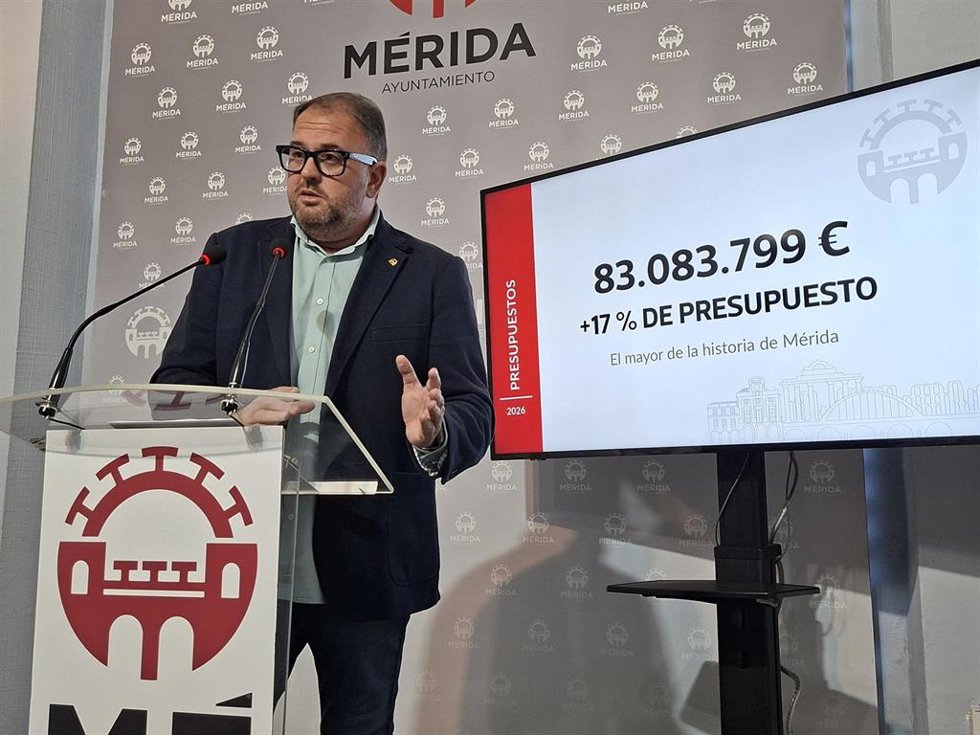 El alcalde de Mérida, Antonio Rodríguez Osuna, en rueda de prensa para la presentación del presupuesto municipal de 2026