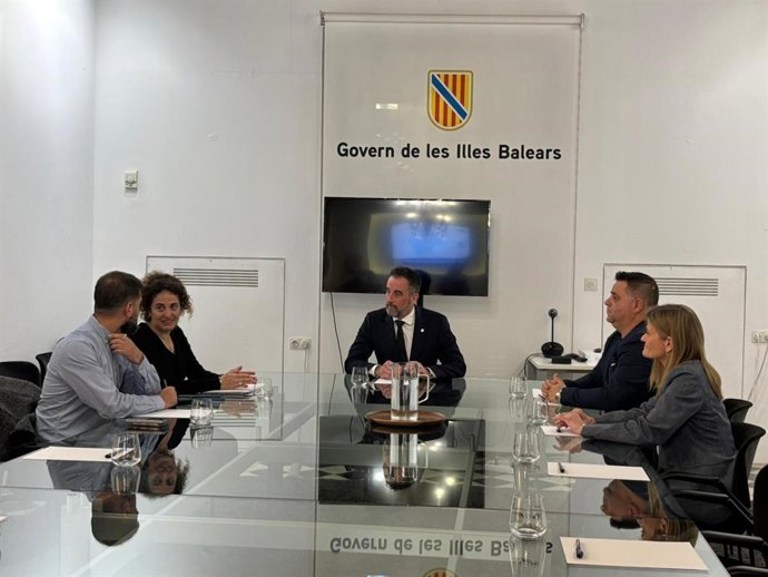 El conseller de Vivienda, Territorio y Movilidad, José Luis Mateo, se reune con los alcaldes de los pueblos en los que se van a instalar aparcamientos de bcicleta y patinete