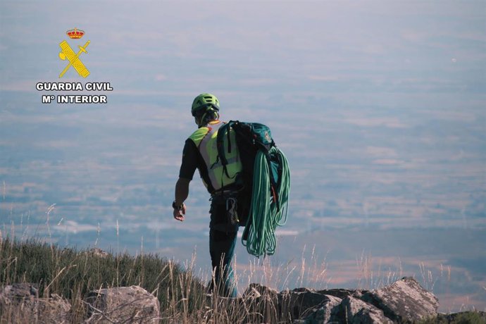 Archivo - Agente del GREIM en una imagen de archivo