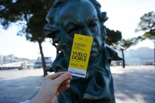 Una de las estatuillas repartidas por Barcelona
