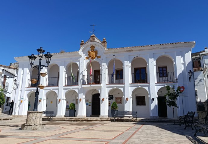 Vista exterior de la fachada del Ayuntamiento de Benaocaz, en la sierra de Cádiz.