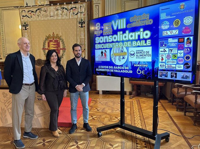 El vicepresidente del Banco de Alimentos de Valladolid, Tomás Pérez, la responsable de la escuela de baile Yrasón, Yrasema López, y el concejal de Personas Mayores, Familia y Servicios Sociales de Valladolid, Rodrigo Nieto.