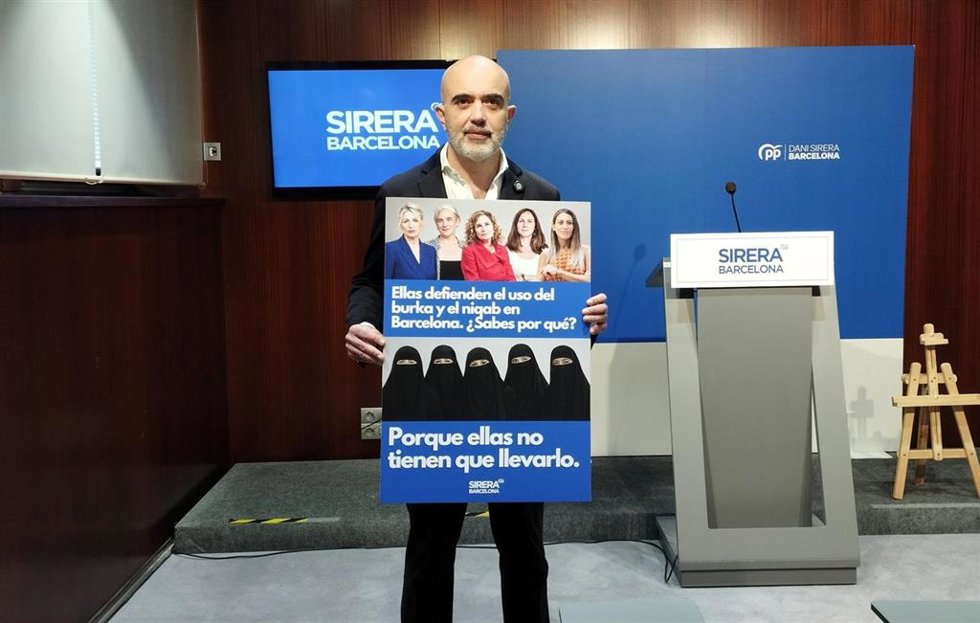 Sirera con el cartel de su campaña para prohibir el burka y el niqab en espacios públicos
