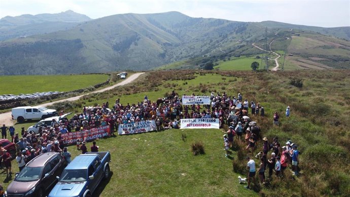 Archivo - Movilización del Colectivo Vecinal contra el Parque Eólico Benavieja. Archivo