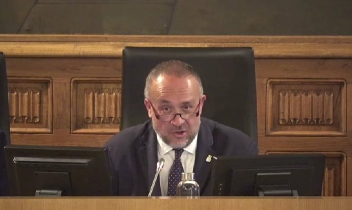 El presidente de la Diputación de León, Gerardo Álvarez Courel, durante la sesión plenaria celebrada este miércoles.