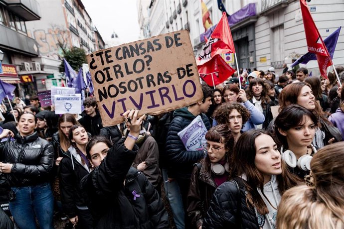 Archivo - Varias mujeres con carteles durante una manifestación por el Día Internacional de la Mujer, 8M, a 7 de marzo de 2025, en Madrid (España). 