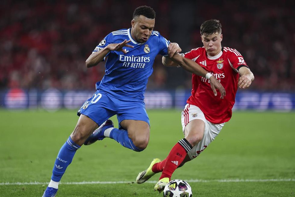 Kylian Mbappé ante Samuel Dahl en el Benfica-Real Madrid de la Liga de Campeones 25-26
