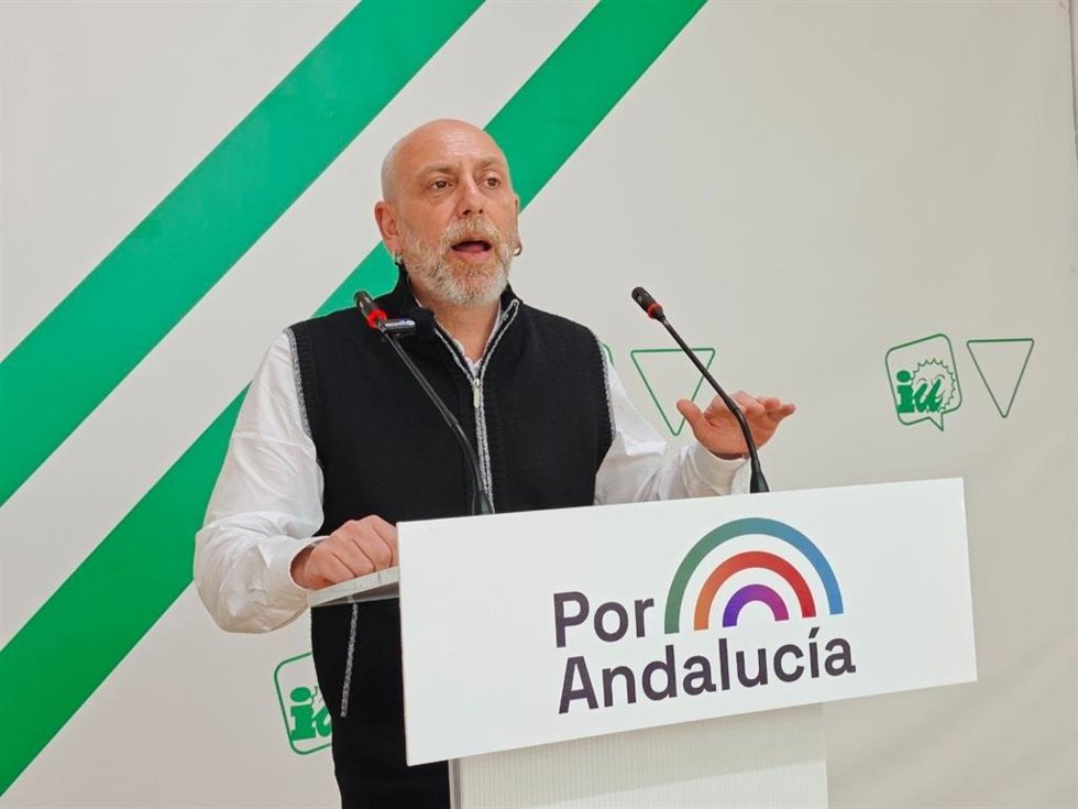 El candidato de Por Andalucía por Málaga a las elecciones autonómicas, Ernesto Alba, en rueda de prensa.