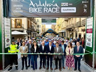 Corte de cinta de la tercera etapa de la Andalucía Bike Race 2026.