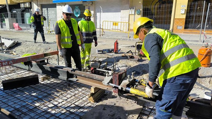 La Junta finaliza con la última soldadura el montaje de vía de la prolongación Sur de Metro de Granada
