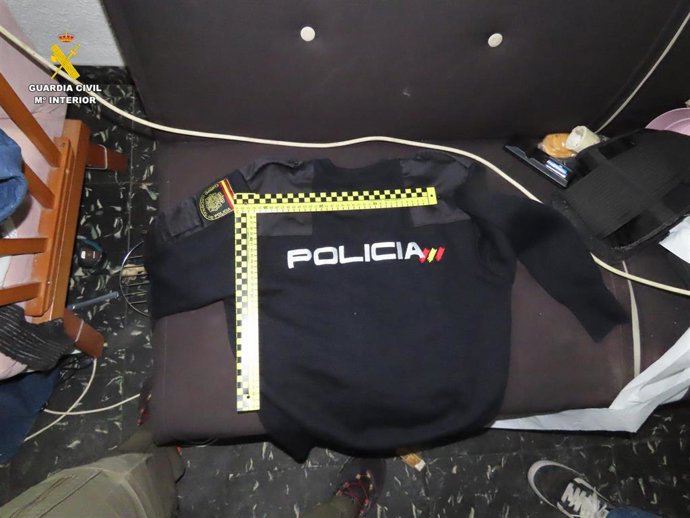 Prendas de uniforme de policía localizadas.
