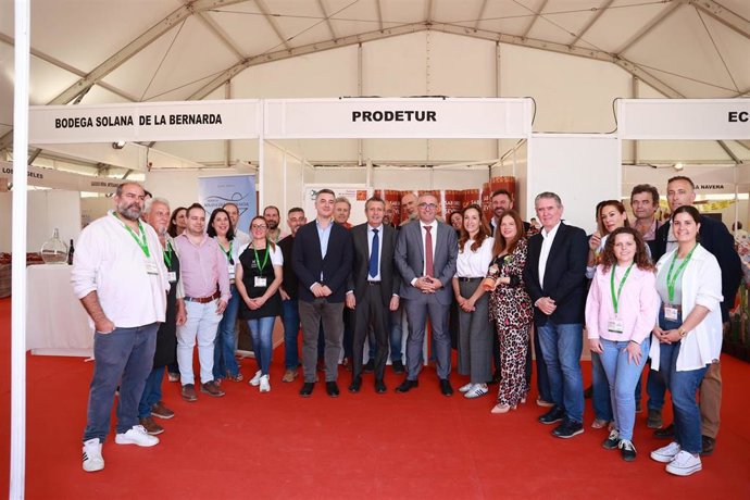 Rodríguez Hans, en el centro, en la carpa de Diputación en la Feria Agroganadera de Los Palacios.