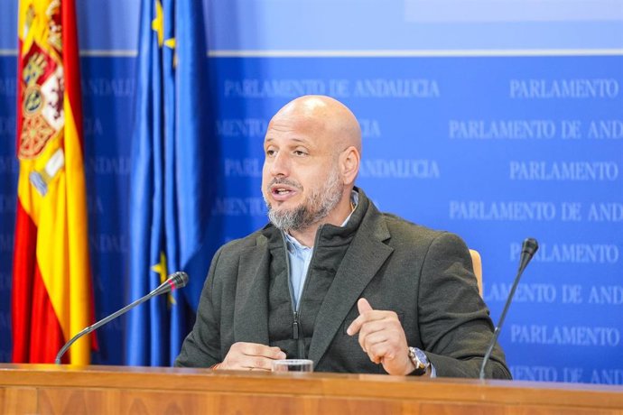 El portavoz adjunto del Grupo Parlamentario Vox, Rodrigo Alonso, durante la ronda de ruedas de prensa de portavoces de los grupos parlamentarios en el Parlamento de Andalucía, a 25 de febrero de 2026 en Sevilla (Andalucía, España). Los portavoces de los g