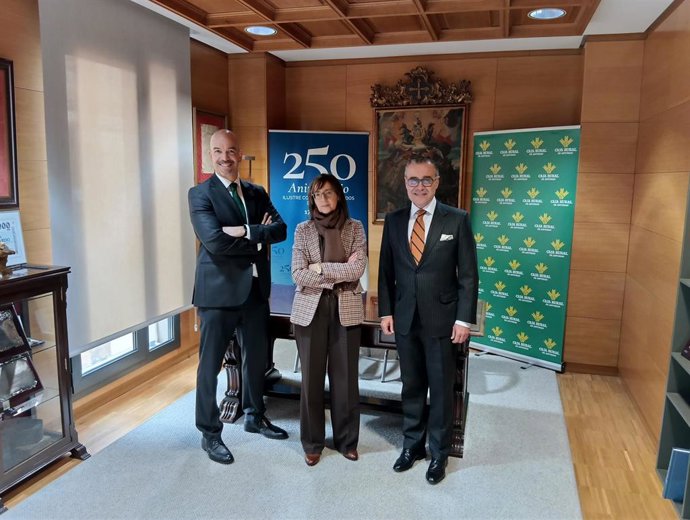 Mariano Espín, director comercial Caja Rural de Asturias, Antonio González-Busto, decano del colegio, y Consuelo el Valle, responsable de la asesoría jurídica de Caja Rural de Asturias, durante la firma del convenio.