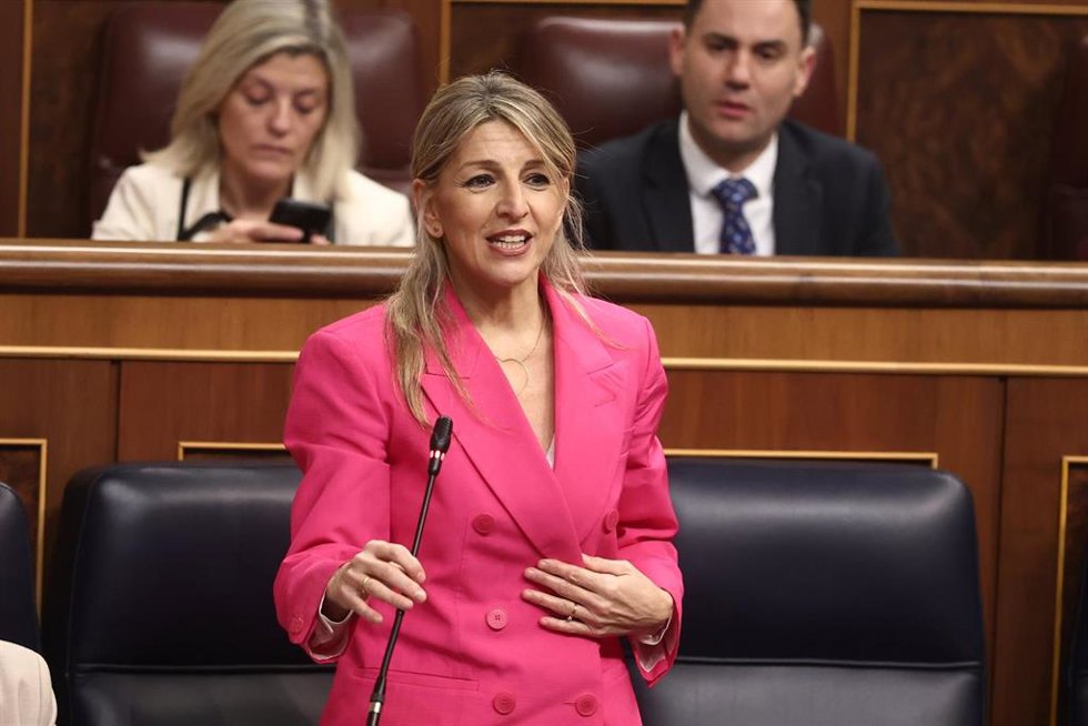 La vicepresidenta segunda y ministra de Trabajo y Economía Social, Yolanda Díaz, interviene durante una sesión de control al Gobierno, en el Congreso de los Diputados, a 18 de febrero de 2026, en Madrid (España).