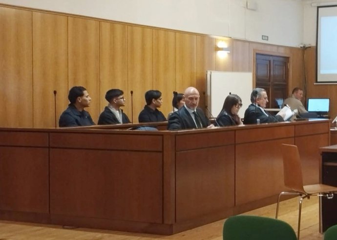 Banquillo de la Audiencia de Valladolid ocupado por los cuatro acusados y sus defensas.