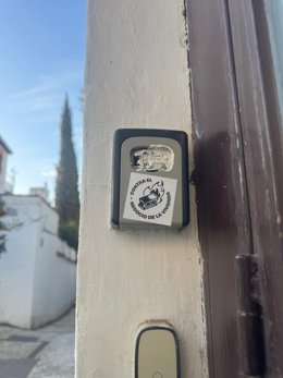 Cajetín de acceso a una vivienda turística dañado en Granada.