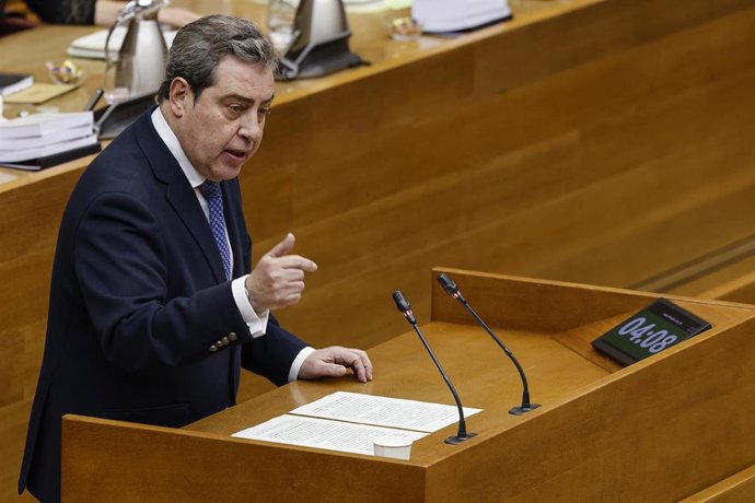 El síndic del grupo parlamentario VOX, José María Llanos, durante una sesión de control, en Les Corts