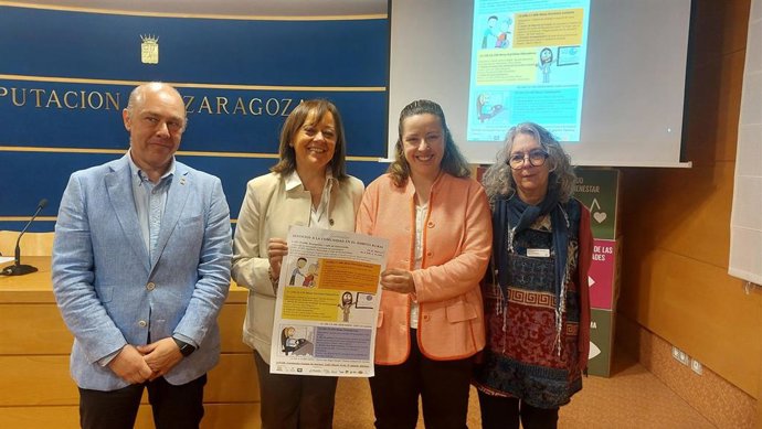 El presidente de la Comarca Campo de Daroca, Javier Lafuente; la diputada delegada de Cultura de la DPZ, Charo Lázaro; María Lina Hernando (Asociación 'La Frontera Olvidada'; y Luisa Marín (Coordinadora '87 razones y más'.