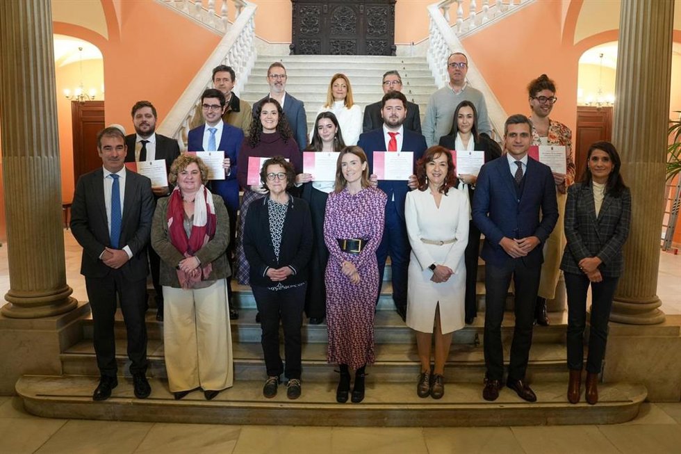 Foto de familia con los jóvenes investigadores galadonados por el Ayuntamiento de Sevilla y CSIC, en la escalinata principal del Consistorio.