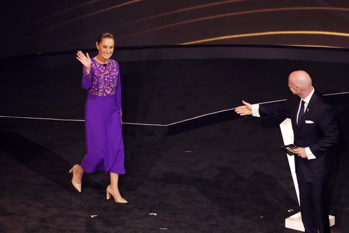 Archivo - Gianni Infantin saluda a Claudia Sheinbaum durante el sorteo del Mundial 2026