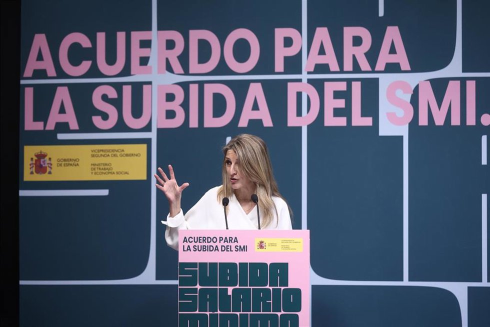 La vicepresidenta segunda y ministra de Trabajo y Economía Social, Yolanda Díaz, interviene durante el acto de la firma del acuerdo para la subida del salario mínimo interprofesional (SMI) para 2026, en la sede del Ministerio de Trabajo y Economía Socia