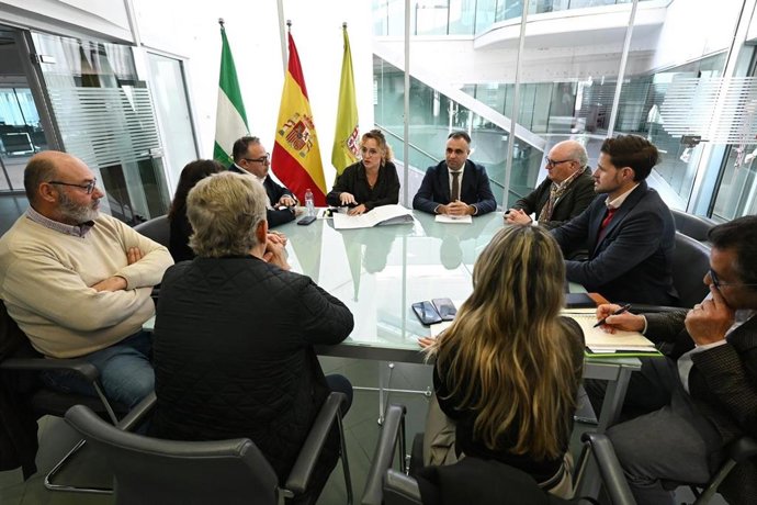 El presidente de la Diputación de Granada, Francis Rodríguez, presente en una reunión con el Patronato Provincial de Turismo.