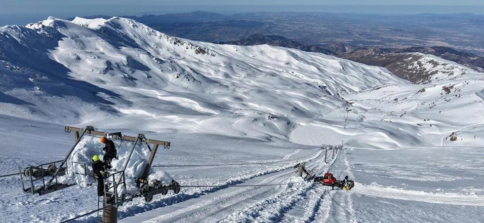 Sierra Nevada acelera la sustitución de la pilona dañada en el telesilla Laguna