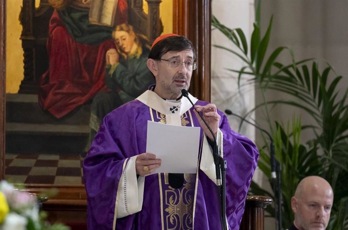 El arzobispo de Madrid, José Cobo, durante la misa funeral en memoria de las víctimas del accidente ferroviario de Adamuz (Córdoba) en la Catedral de la Almudena, a 29 de enero de 2026, en Madrid (España). La Catedral de La Almudena de Madrid acoge este j