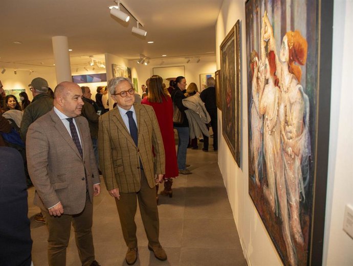 Archivo - El presidente de la Diputación, Salvador Fuentes (dcha.), y el delegado de Cultura, Gabriel Duque, en la inauguración de la muestra en una imagen de archivo.