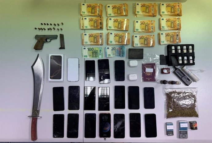 Mòbils robats que l'autor comprava i formatejava a casa seva