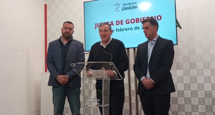 El Diputado De Obras, Manuel Martín; El Presidente De La Diputación, Javier Faúndez; Y El Vicepresidente Segundo Provincial, Ramiro Silva, Durante La Comparecencia.