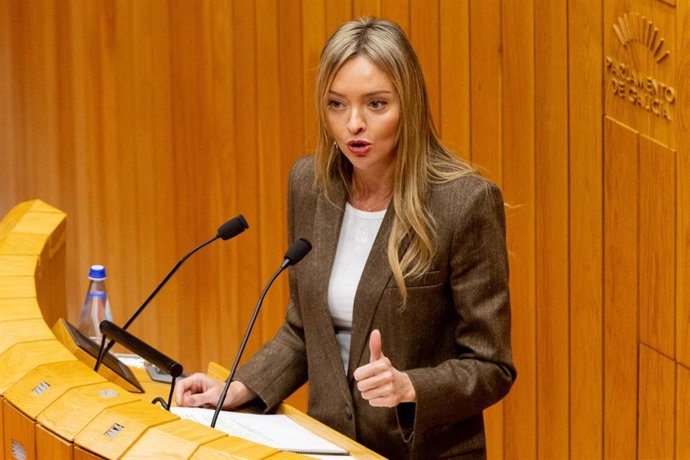 Archivo - La conselleira de Política Social, Fabiola García, durante el pleno del Parlamento de Galicia