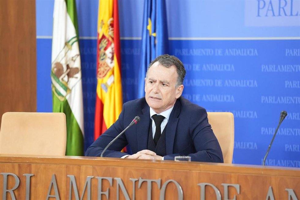 El portavoz adjunto del Grupo Parlamentario Popular, Pablo Venzal, durante la ronda de ruedas de prensa de portavoces de los grupos parlamentarios en el Parlamento de Andalucía, a 25 de febrero de 2026 en Sevilla (Andalucía, España). Los portavoces de l