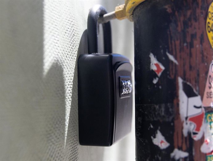 Archivo - Caja de seguridad para las llaves de una piso de alquiler turístico. Imagen de Archivo