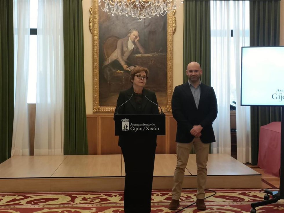 La alcaldesa de Gijón, Carmen Moriyón, en rueda de prensa en el Consistorio gijonés, acompañada del concejal de Urbanismo, Jesús Martínez Salvador.