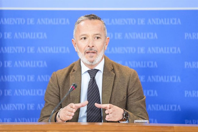 El portavoz adjunto del Grupo Parlamentario Socialista, Rafael Recio, durante la ronda de ruedas de prensa de portavoces de los grupos parlamentarios en el Parlamento de Andalucía, a 25 de febrero de 2026 en Sevilla (Andalucía, España). Los portavoces de 
