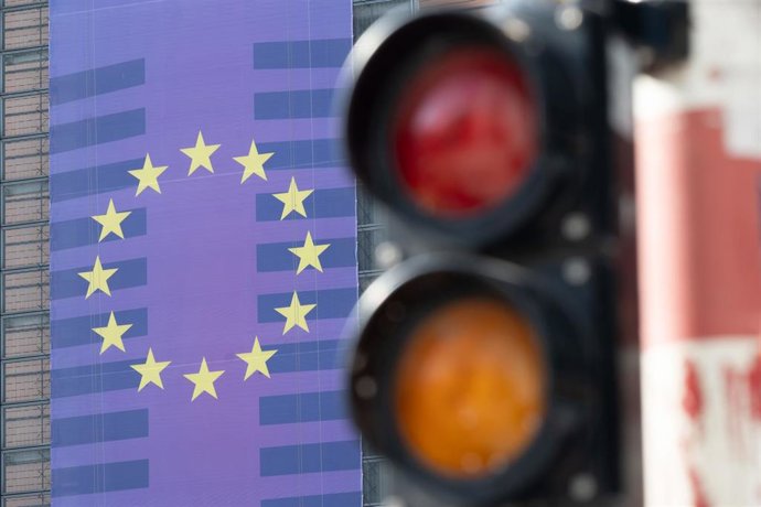 Archivo - Un semáforo frente al edificio Berlaymont, sede de la Comisión Europea, en Bruselas