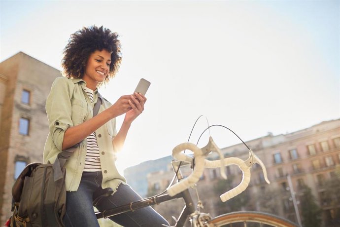 Archivo - Una usuaria de un teléfono móvil.