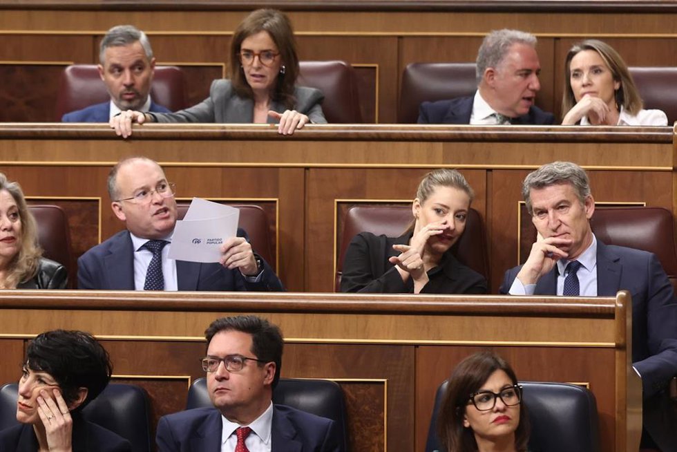 (I-D) El secretario general del PP, Miguel Tellado; la portavoz del PP en el Congreso, Ester Muñoz, y el presidente del Partido Popular, Alberto Núñez Feijóo, interviene durante una sesión de control al Gobierno, en el Congreso de los Diputados, a 25 de