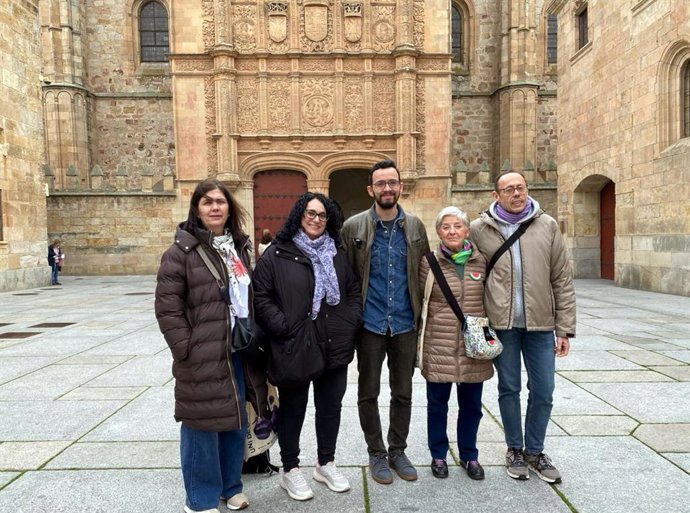 El candidato de Podemos a la Junta de Castilla y León, Miguel Ángel Llamas, frente a la fachada rica de la Universidad de Salamanca