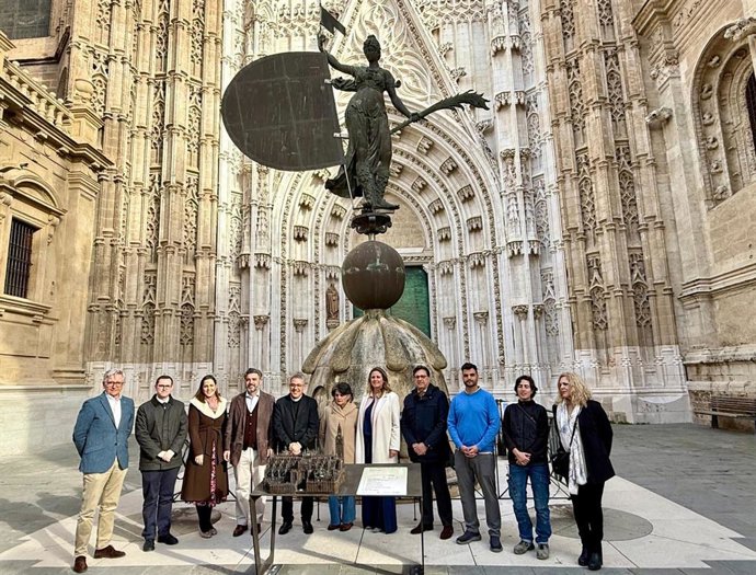 Foto de familia, con Carmen Ortiz y Angie Moreno, junto a la maqueta tactil de la Catedral, ubicada en la Puerta del Príncipe, tras el acto de presentación del proyecto.
