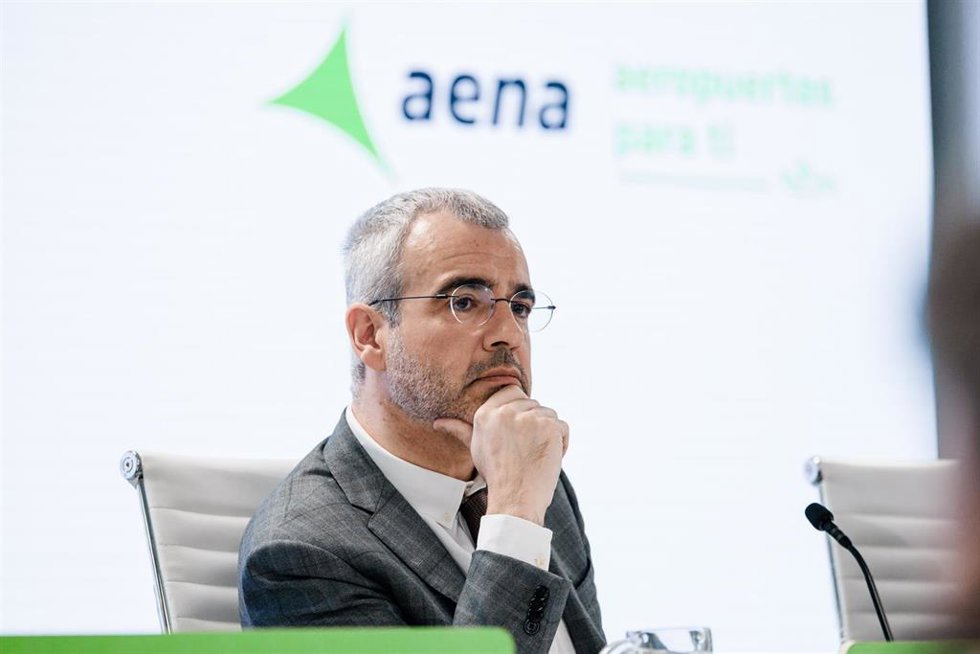El  presidente y consejero delegado de Aena, Maurici Lucena, durante la presentación a los medios de comunicación de la propuesta de Documento de Regulación Aeroportuaria (DORA) correspondiente al período 2027-2031, en la sede de Aena, a 18 de febrero d