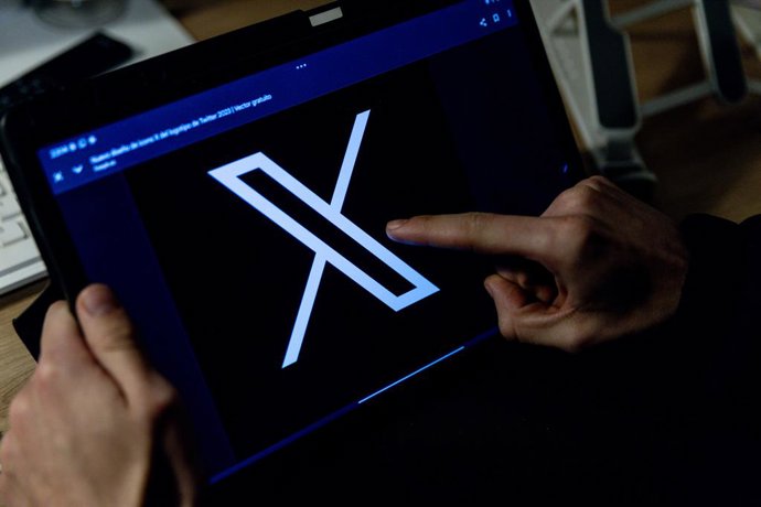 Un joven usa una tablet, a 4 de febrero de 2026, en Madrid (España). El fundador de Telegram, Pavel Durov, ha instado a los españoles a mantenerse "vigilantes", exigir transparencia y luchar por sus derechos después de que el presidente del Gobierno, Pedr