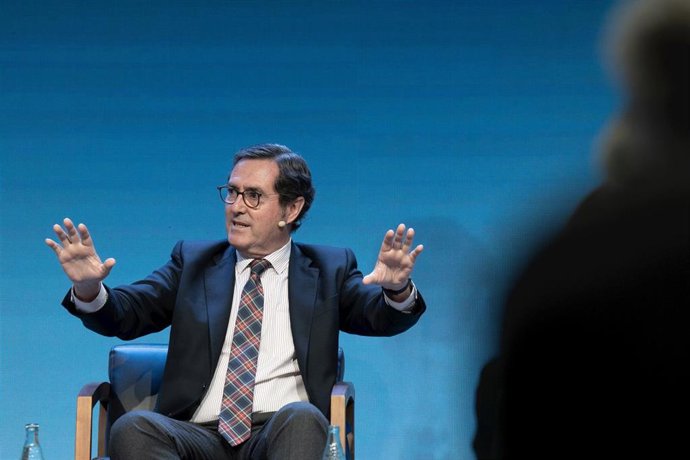Archivo - El presidente de CEOE, Antonio Garamendi, interviene durante un coloquio